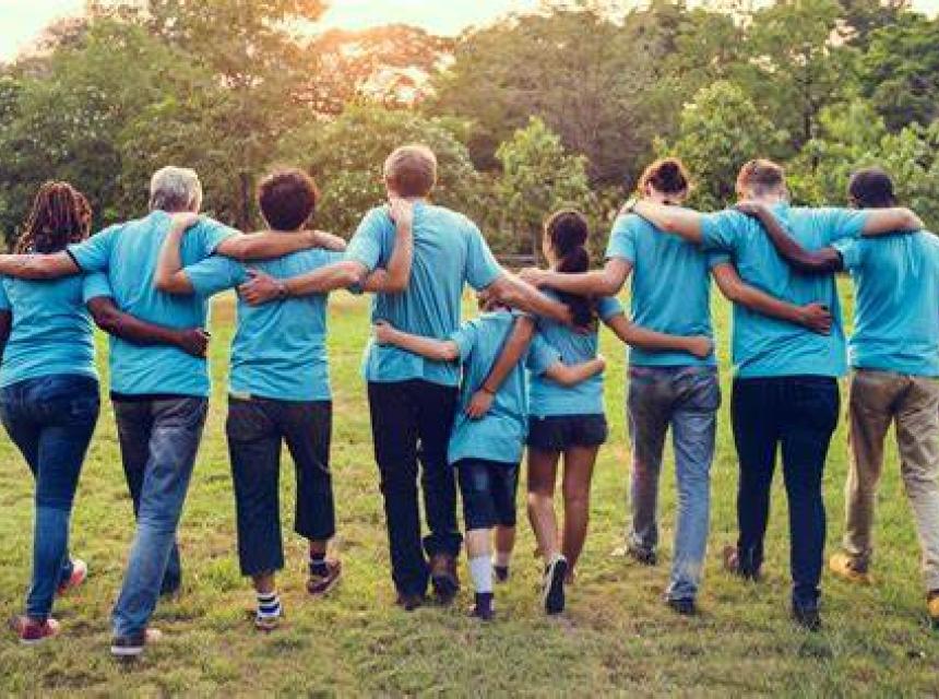 giovani abbracciati verso il bosco
